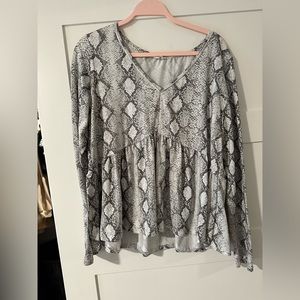 PEACH LOVE SNAKESKIN PEPLUM TOP